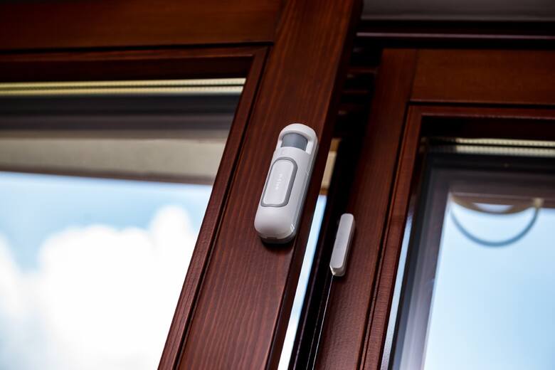 Czujnik otwarcia drzwi/okien alarmuje o każdym otwarciu okien i drzwi.