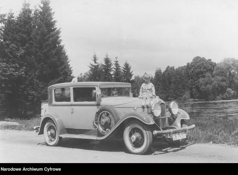 <strong>Samochód Auburn, 1930 rok</strong><br /> <br /> Auburn to marka samochodów osobowych produkowanych w Stanach Zjednoczonych w latach 1900–1937 przez przedsiębiorstwo Auburn Automobile Company. W latach 30. pojawiły się najbardziej znane modele marki, w tym Auburn 851 Speedster.<br />  <br />  