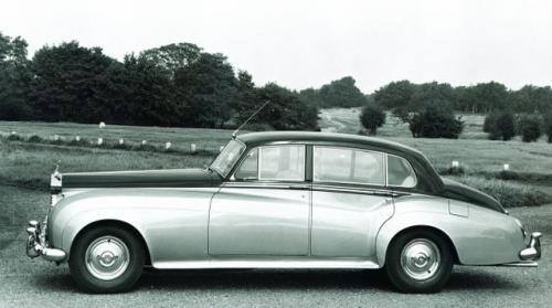 Fot. Rolls-Royce: Wersja z przedłużonym o 10 cm rozstawem osi przeznaczona dla tych, którzy chcieli odseparować się od wścibskiego szofera. W środku