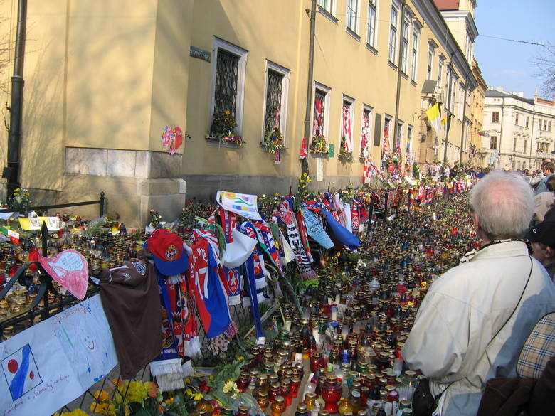Kraków. 15. rocznica śmierci Jana Pawła II. Na Franciszkańskiej, pod oknem papieskim, możemy być online. W swoich oknach zapalmy świeczki