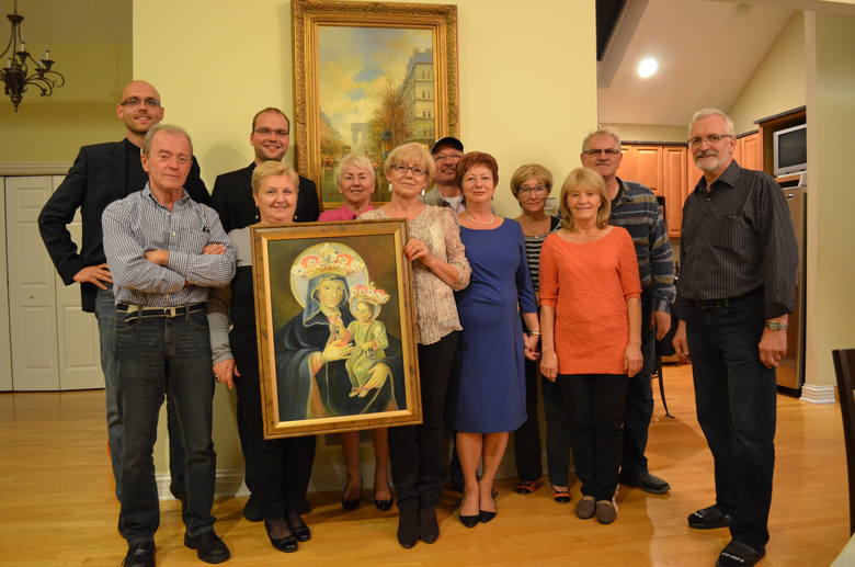 Obraz Matki Bożej Piekarskiej z dumą prezentuje do zdjęcia zarząd Związku Ślązaków w Chicago