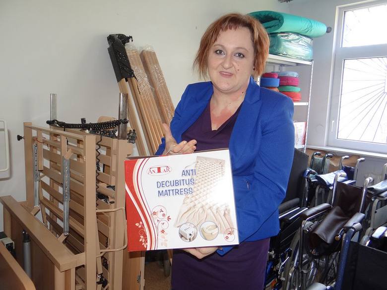 Prezes hospicjum, Magdalena Kuśmierczyk, pokazuje sprzęt zakupiony dla podopiecznych oraz dla wypożyczalni