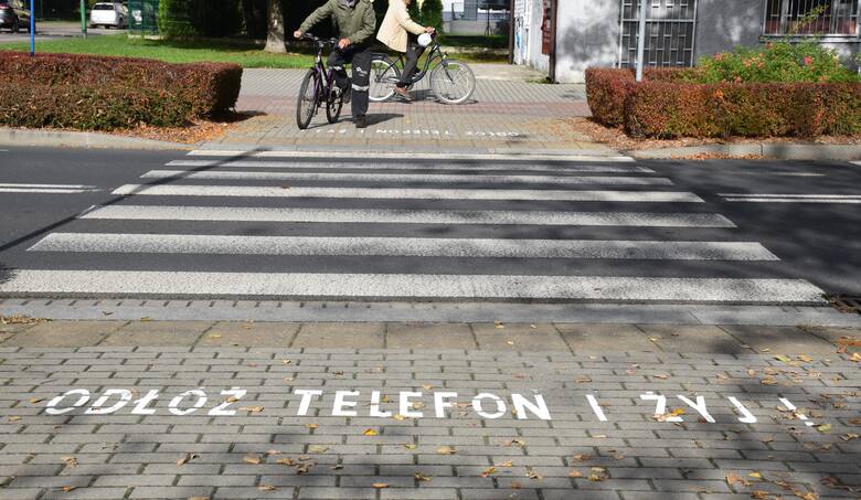 Policja w Oświęcimiu popiera miejską akcję „Odłóż telefon i żyj”, czyli malowania ostrzeżeń przed przejściami dla pieszych. WIDEO