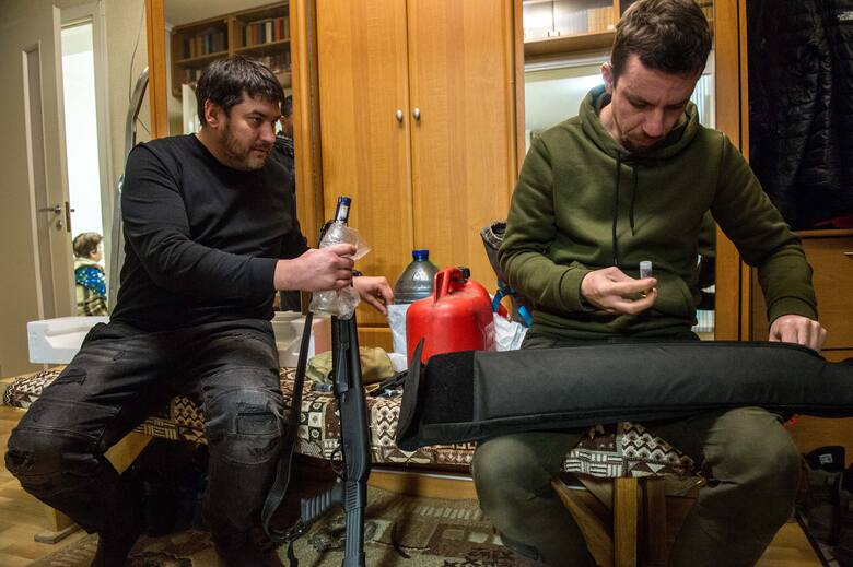 Na zdjęciach przesłanych przez naszych wysłanników widać ukraińskich cywili, którzy przygotowują broń i koktajle Mołotowa, aby odeprzeć atak na stol
