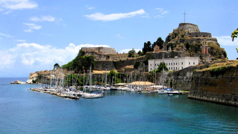 Widok na wybrzeże Starego Miasta w Kerkyrze na wyspie Korfu