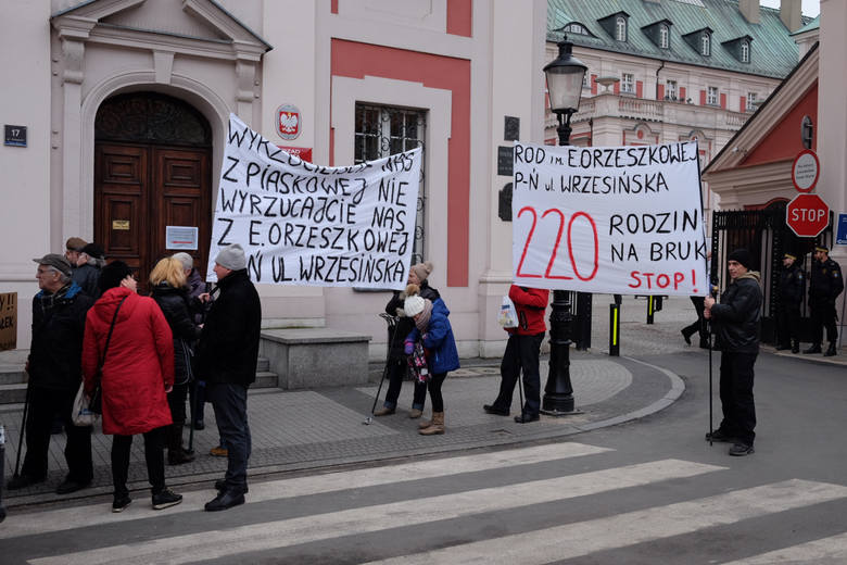 Członkowie poznańskich stowarzyszeń ogrodowych, które wyodrębniły się z PZD, dwukrotnie protestowali przed Urzędem Miasta Poznania. Sprzeciwiali się eksmisjom ludzi z ROD<br /> 