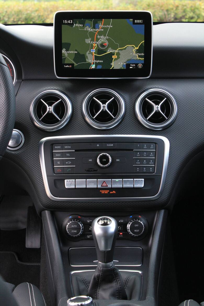 Standardowo każdy Mercedes-Benz klasy A wyposażony jest teraz w manualną klimatyzację, komputer pokładowy, elektrycznie sterowanie szybami, fotochromatyczne