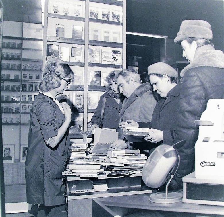 Grudzień 1973 r., na zakupach w księgarni „Pegaz” przy al. Wojska Polskiego
