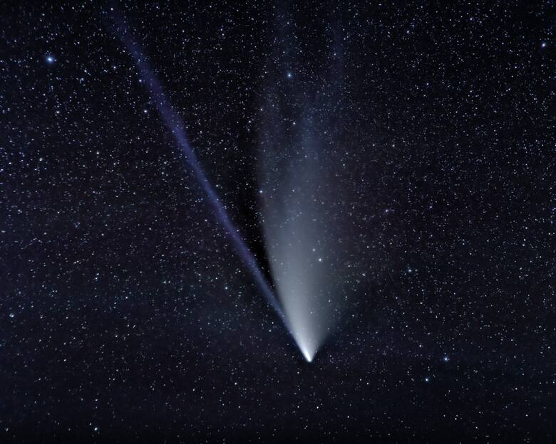 Zielona kometa, przemierzając odległe krańce naszego Układu Słonecznego potrzebuje blisko 50 tys. lat, aby ponownie zbliżyć się do naszej planety. To