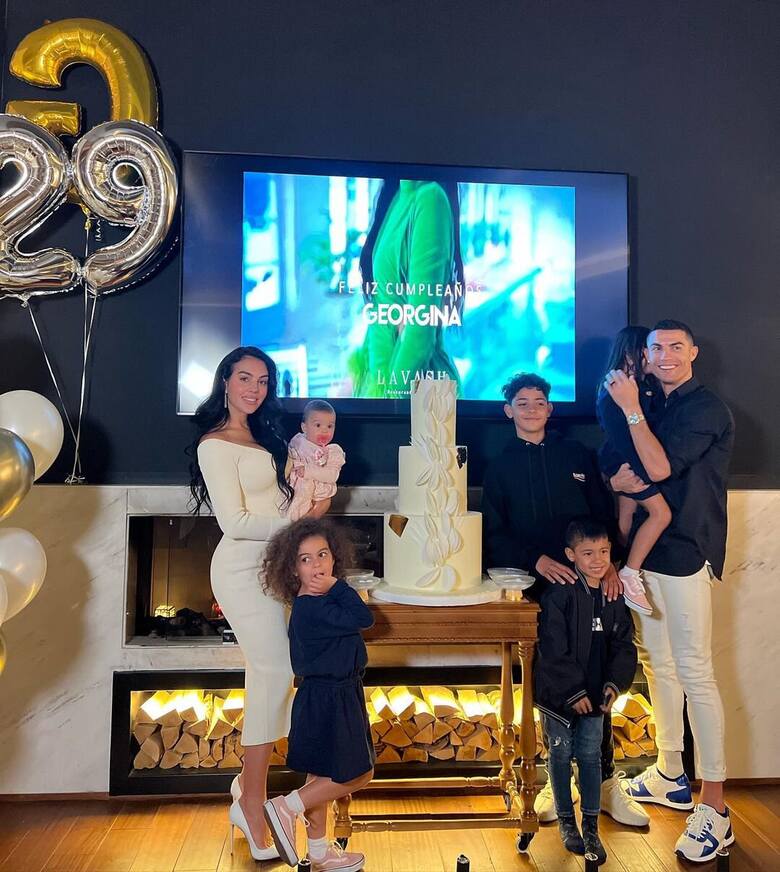 Georgin Rodriguez z Cristiano Ronaldo i ich dziećmi przy torcie urodzinowym