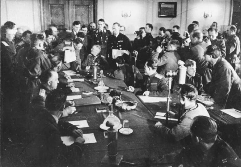 Podpisanie aktu kapitulacji III Rzeszy.