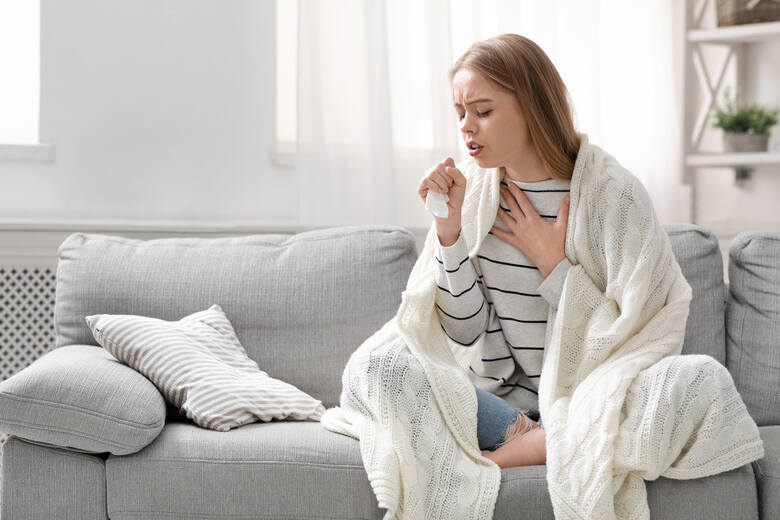 Objawem krztuśca jest m.in. przewlekły kaszel i wysoka temperatura ciała. Choroba jest charakterystyczna dla wieku dziecięcego, ale mogą chorować również