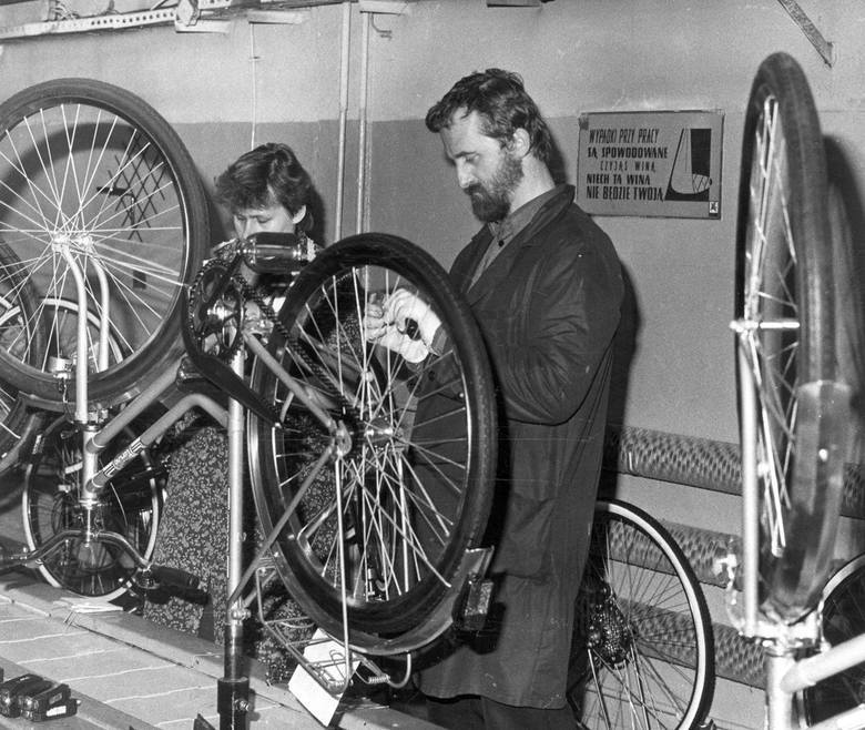 Zdzisław Tylicki przy montażu rowerów.<br /> 