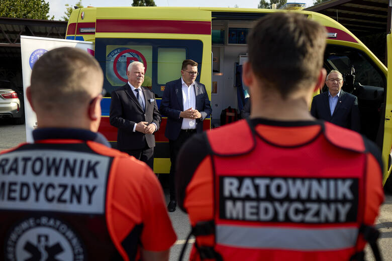 Ratownicy z Hutek otrzymali nowy ambulans
