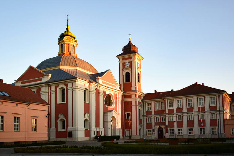Owińska to wieś w gminie Czerwonak, około 10 km od Poznania. Największą atrakcją jest dawny klasztor cysterek, z okazałym barokowym kościołem i ogrodami. Cysterek nie ma w Owińskach od dawna, dzisiaj w klasztorze mieści się szkoła dla niewidomych dzieci, za którą znajduje się jedyny w Polsce...