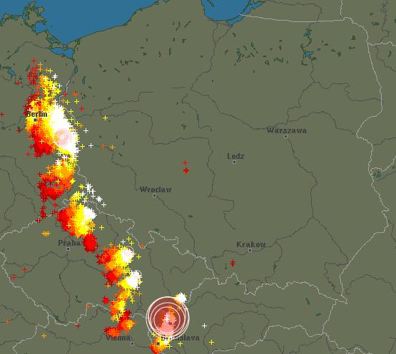 Z zachodu nadciągają do Polski burze.