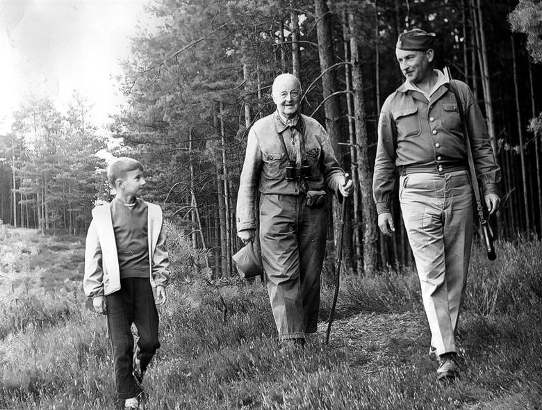 Wspomnień czar... Leśniczy Piotr Moyseowicz (z lewej) ma na tym zdjęciu 8-9 lat. W środku idzie sławny przyrodnik i pisarz Włodzimierz Korsak, które