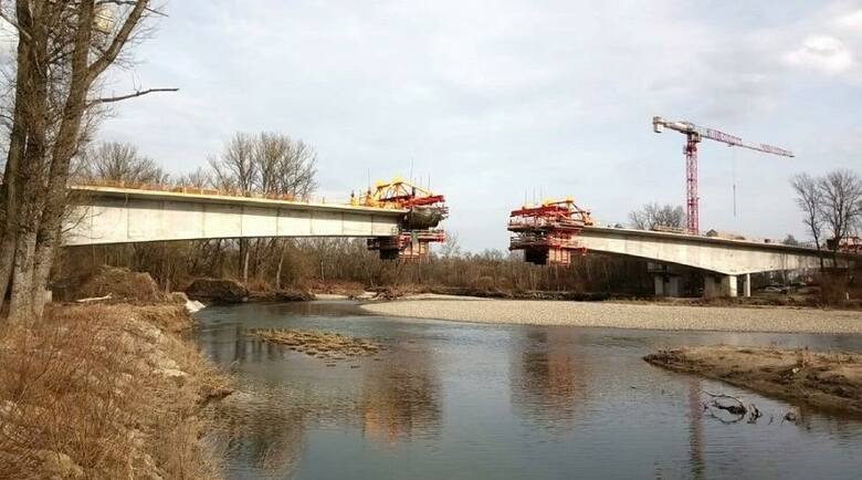 Mocno zaawansowana jest także budowa mostu nad Sołą (zdjęcia z lutego)