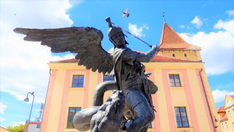 Ciekawostki o Dolnym Śląsku. Rzeźba archanioła Michała na rynku w Lubinie