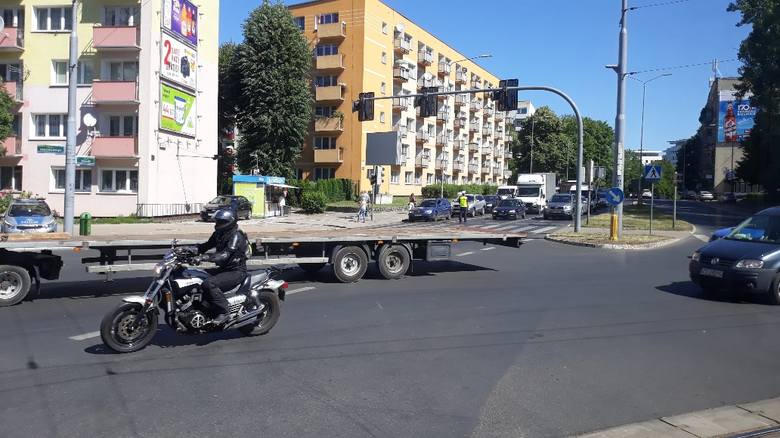 Policja kieruje ruchem na Matejki/Malczewskiego, żeby rozładować korki.