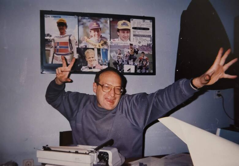 Andrzej Stanowski przy redakcyjnym stole w latach 90. ubiegłego wieku
