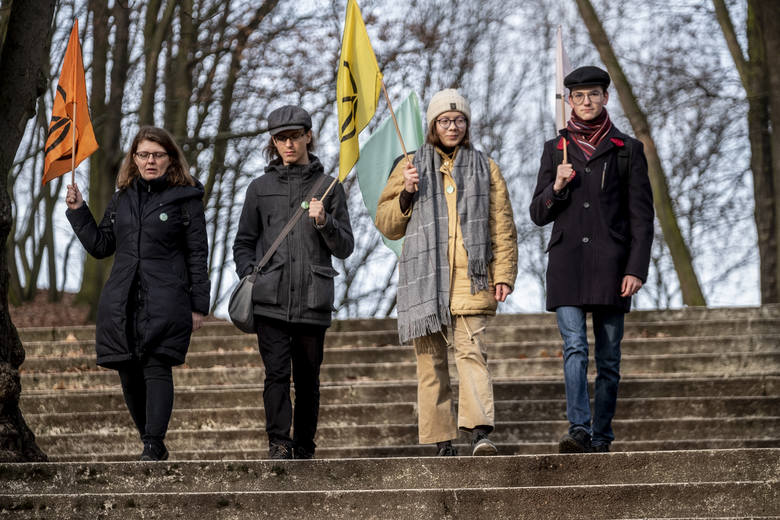 Ola, Julian, Lena i Miłosz to członkowie poznańskiej grupy Extinction Rebellion. Domagają się aktywizacji władz w walce o poprawę klimatu.