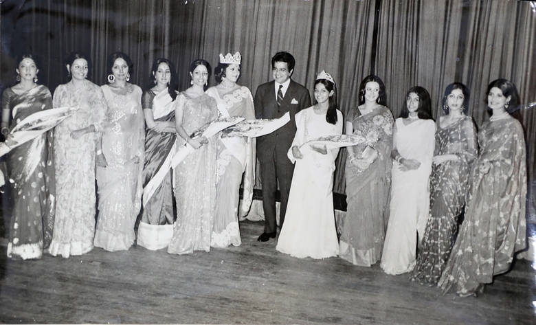 Pamiątkowe zdjęcie wszystkich uczestniczek konkursu piękności Miss Indii z 1974,roku które odbyły się w Bombaju