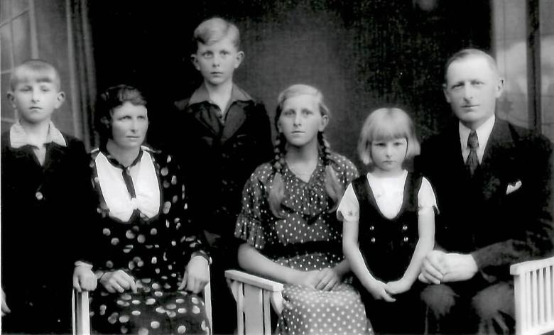 Józef Zapatka z żoną Jadwigą z d. Skrzypczak z dziećmi: najstarsza Jadwiga (14 lat) siedzi w środku, obok niej najmłodsza Miecia (7 lat). Po lewej Józef