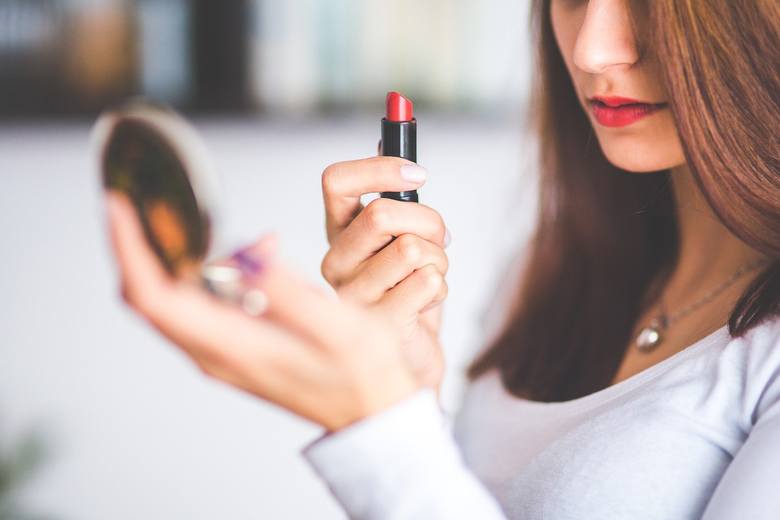 Pomadka do ust: jak dobrać odpowiedni kolor szminki i jak usunąć szminkę z ubrań? 