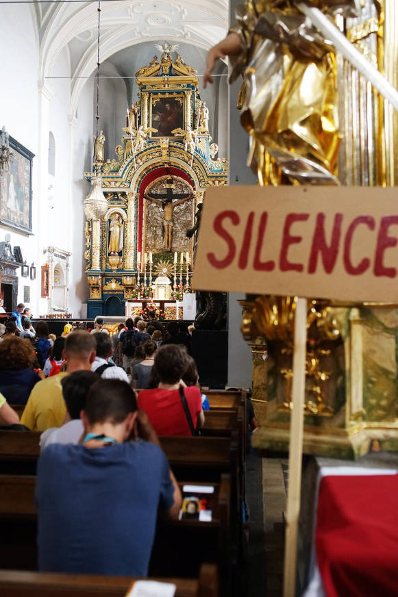 Cicha modlitwa pielgrzymów w kościele św. Marka Ewangelisty