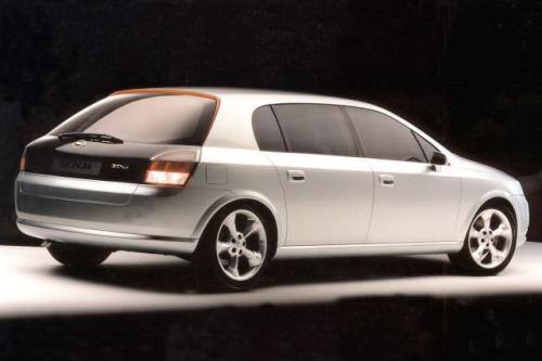 Fot. GM: W latach 90. Opel musiał zmienić swój image z tradycyjnego na bardziej innowacyjny. Miały w tym pomóc śmiałe, jak na tradycję tej firmy, kształty