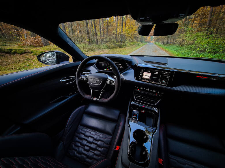 Samochody takie jak Audi RS e-tron GT nie będą częstym widokiem na ulicach. Nie każdy może sobie na takie auto pozwolić, ale dzięki nim, rynek motoryzacyjny,
