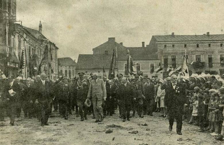 Oświęcim, rok 1929. Burmistrz Roman Mayzel (z prawej) prowadzi delegację z prezydentem Ignacym Mościckim przez Rynek w Oświęcimiu