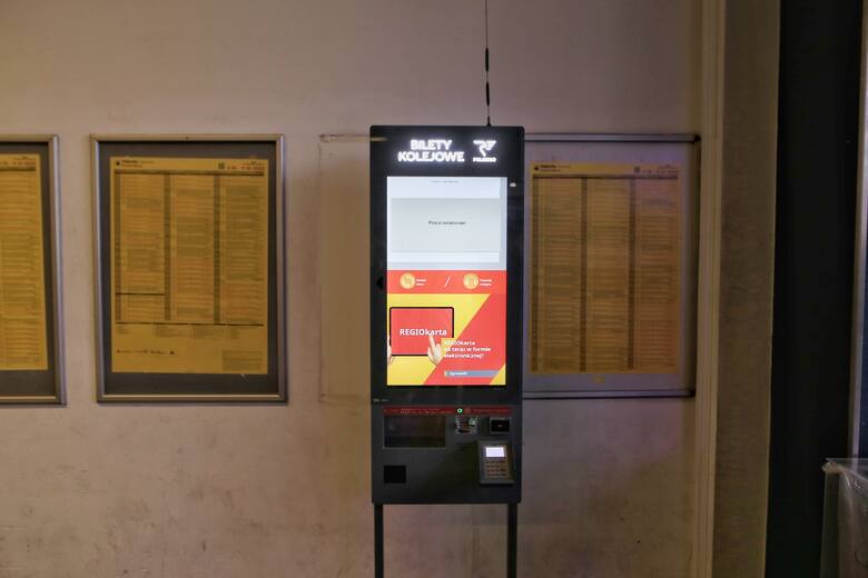 E-kasjer pomoże klientowi zakupić bilet kolejowy. Jak na razie, trwają prace serwisowe i podróżni muszą udać się do tradycyjnych kas lub biletomatów