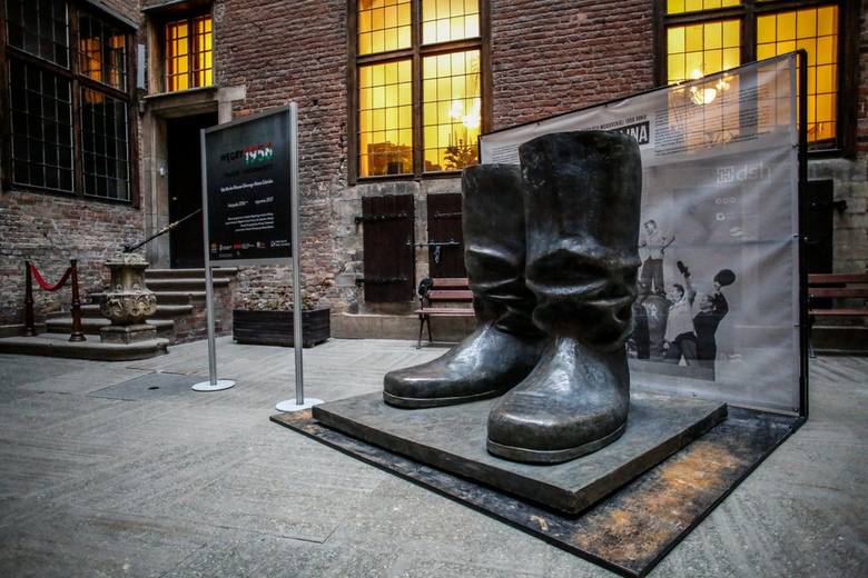 Ciekawostką, a zarazem atrakcją towarzyszącą wystawie, są buty Stalina, które ustawiono na dziedzińcu ratusza. To replika fragmentu pomnika Iosifa Wissarionowicza. Monument wzniesiono w Budapeszcie krótko po wojnie, a został on zniszczony w czasie powstańczego zrywu. Na cokole zostały tylko buty 