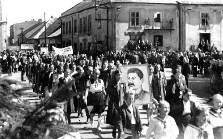 Pochód w Kętach, w początkach lat 50. Młodzi ludzie niosą portret przywódcy ZSRR Józefa Stalina, określanego także przez ówczesną propagandę jak "Ojciec