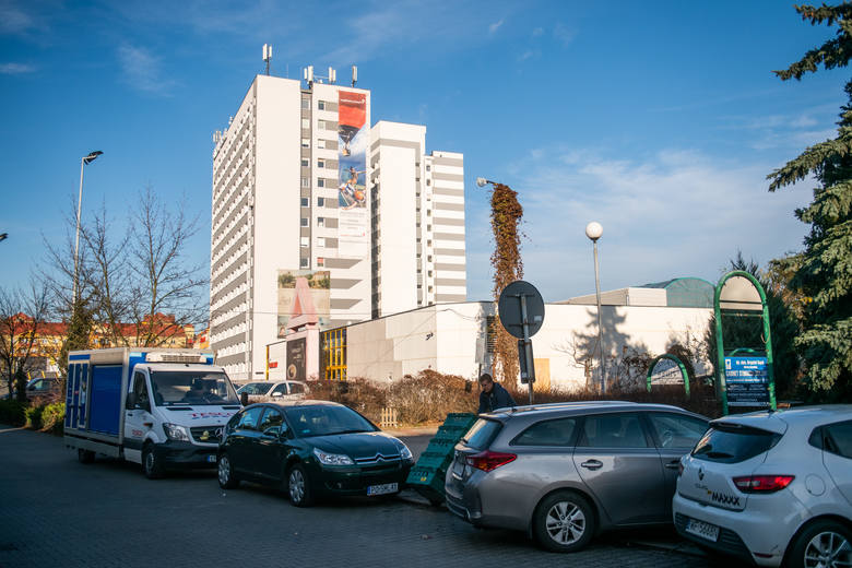 Przy budynku Wydziału Spraw Obywatelskich i Uprawnień Komunikacyjnych parking jest płatny co jest zmorą mieszkańców pobliskich ulic Gronowej i Wyżyny. 