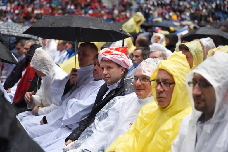 Rocznica chrztu: Tysiące wiernych na mszy na stadionie