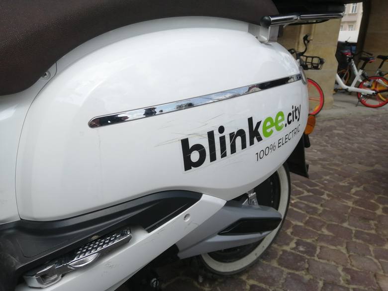 W Rzeszowie można znowu korzystać z miejskiej wypożyczalni rowerów i skuterów. Tegoroczną nowością są elektryczne hulajnogi.<br /> <br /> Pojazdy dostarczyło konsorcjum firm działające pod szyldem marki Blinkee. <br /> <br /> - Zaoferowaliśmy miastu 3 typy pojazdów: 20 skuterów, 80 rowerów i...