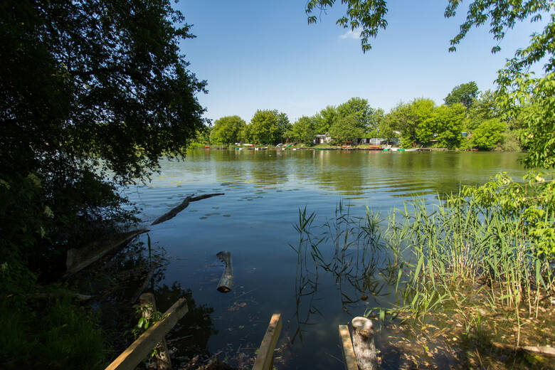 Jeziorko Czerniakowskie to jedno z ulubionych miejsc warszawiaków na letni wypoczynek. Piasek, woda i łagodna bryza pozwalają poczuć się jak egzotycznych