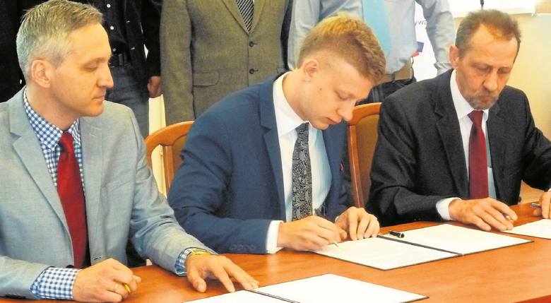 Sebastian Kulesza (radny), Mateusz Błaszczak( Perspektywa) oraz radny Piotr Łoś, podpisują umowę o współpracy.