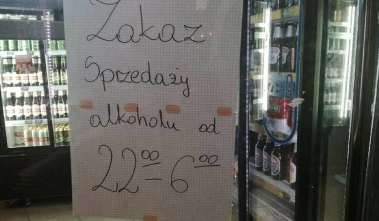 Kartka na drzwiach sklepu z informacją o zakazie sprzedaży alkoholu