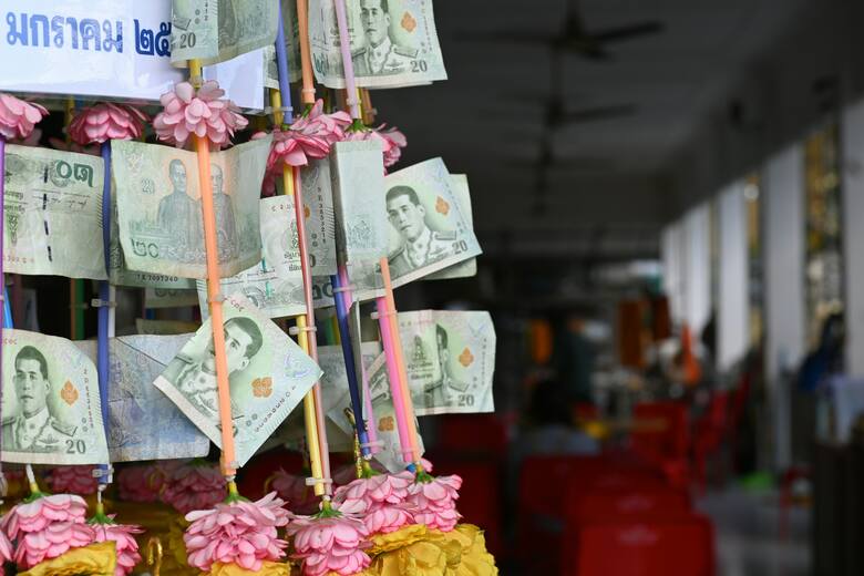 Tajskie banknoty zawieszone w świątyni