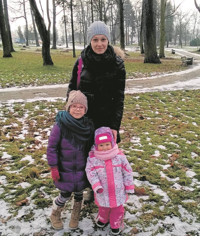Emilia Gładych z córkami: Wiktorią i Mają chciałyby odwiedzać park częściej, ale musi on mieć zdecydowanie więcej atrakcji.