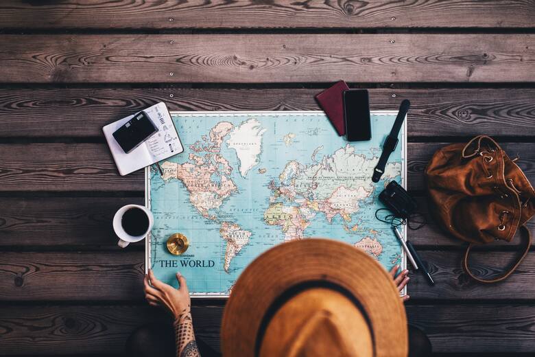 Planowanie urlopu przy użyciu mapy świata i kompasu