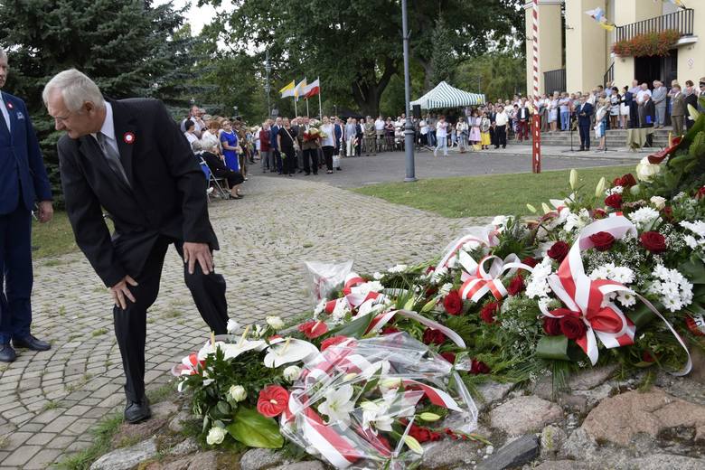 Jak każdego roku odbyły się uroczystości z okazji Święta Wojska Polskiego. Po mszy w kościele garnizonowym delegacje różnych środowisk złożyła kwiaty pod pomnikiem Niepodległości. Po uroczystościach mieszkańcy wzięli udział w pikniku z atrakcjami.