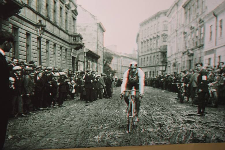 We wtorek, 29 października w Muzeum Historycznym odbył się wernisaż wystawy „Sport polski na dawnej fotografii w trójwymiarze”. Wystawa ta była prezentowana już w Polsce i za granicą – między innymi w Chinach. Została wypożyczona z Muzeum Historii Sportu i Turystyki w Warszawie.