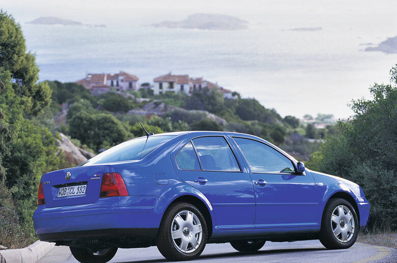 sedan/bora – 1998Wersja sedan Golfa III nazywała się w Europie Vento. Gdy pojawił się Golf IV przechrzczono ją na Borę. W kolejnych generacjach tego