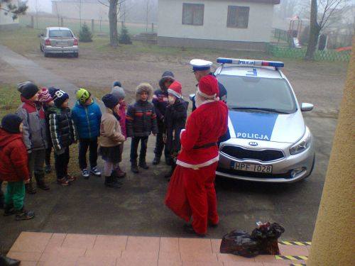 Policyjny Mikołaj odwiedził szkoły i łowicki szpital