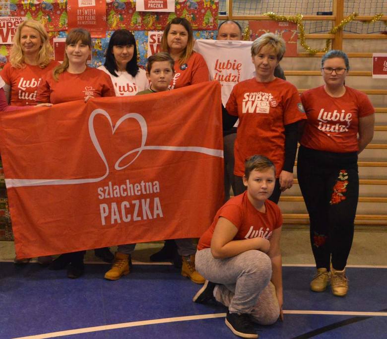 Wolontariusze Szlachetnej Paczki przekazują dary 53. rodzinom z powiatu łowickiego [ZDJĘCIA]